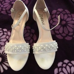 Amiana, size 7, ivory matte satin